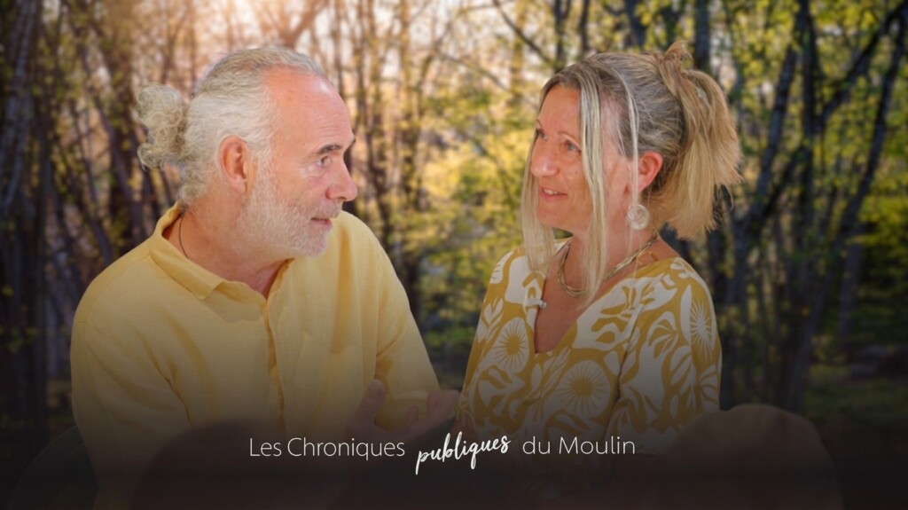 Sophie et la numérologie karmique tibétaine aux côtés d'Arnaud Riou lors du tournage des Chroniques du Moulin.
