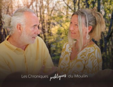 Sophie et la numérologie karmique tibétaine aux côtés d'Arnaud Riou lors du tournage des Chroniques du Moulin.